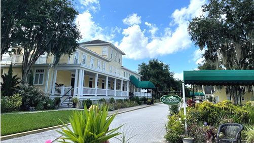Historic Lakeside Inn